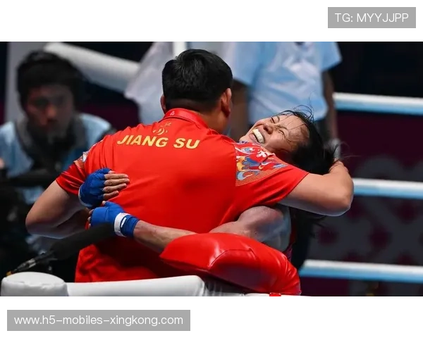 拳击世界冠军对决画面惊心动魄引爆社媒