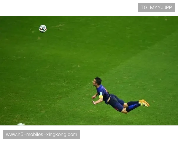 加克波回头望月头球破门极具美感